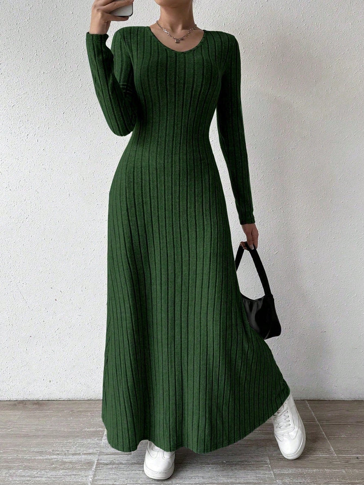 Tailliertes Damen-Strickkleid mit gerippter Silhouette - Brynja