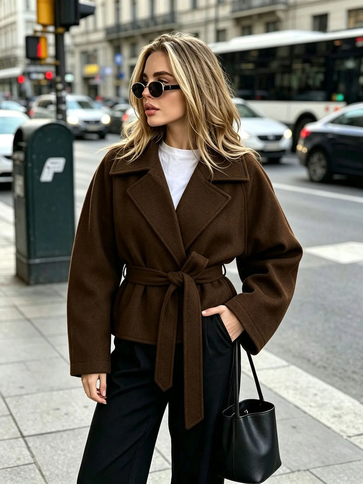 Kurze Tuchjacke mit Gürtel und Revers - Calina