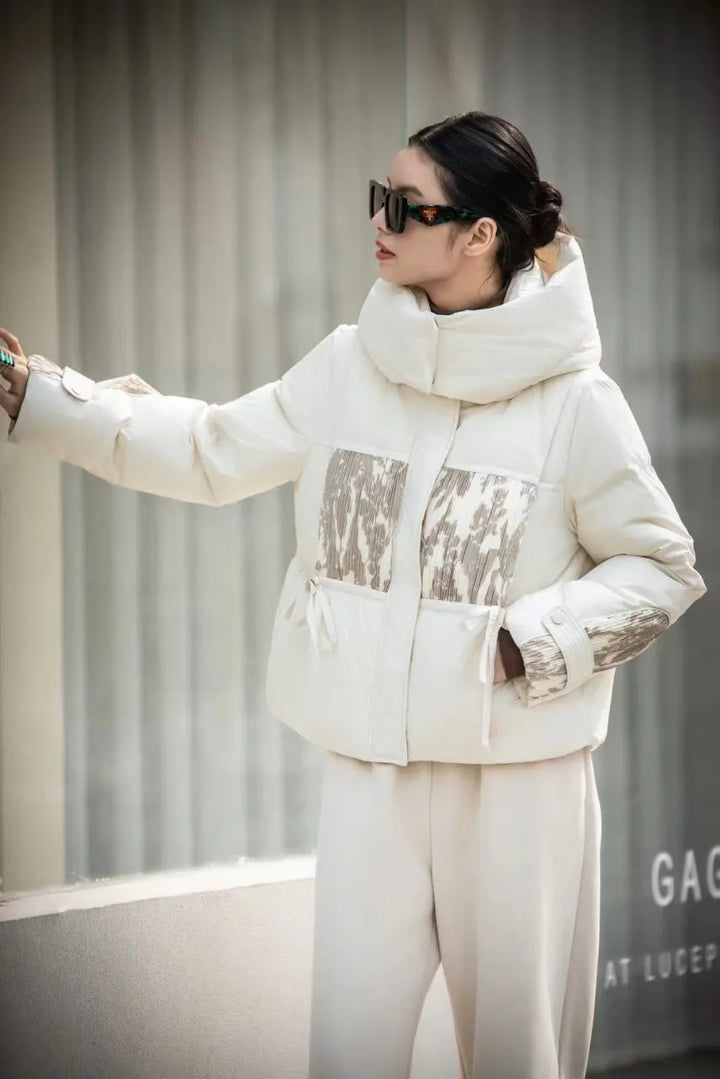 Elvy - Kurze Daunenjacke mit Kapuze und weichen Nähten