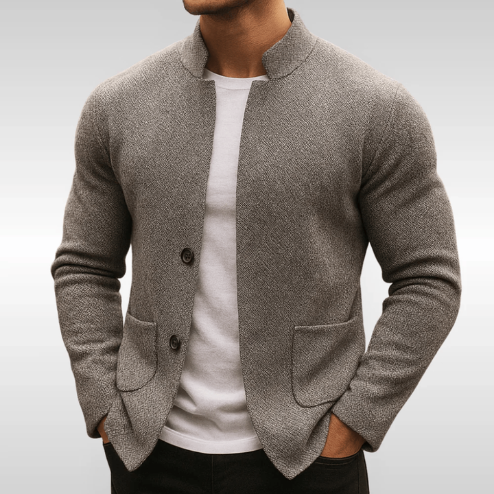 Herren-Strickjacke mit Perkins-Kragen, Knöpfen und aufgesetzten Taschen – Alaric