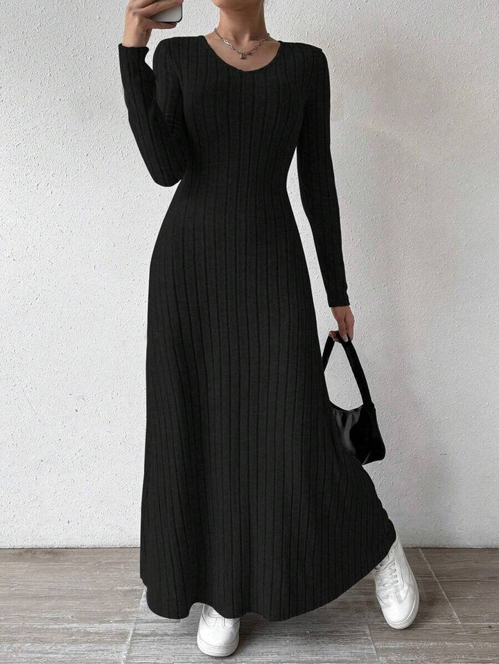 Tailliertes Damen-Strickkleid mit gerippter Silhouette - Brynja