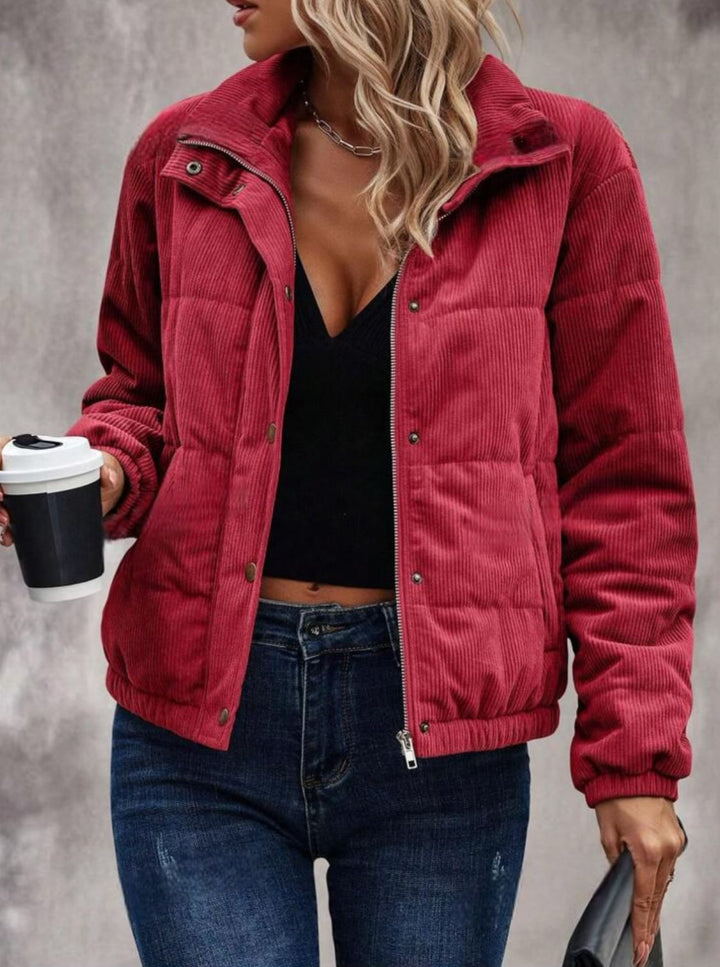 Kurze, gesteppte Damen-Rollkragenjacke mit gerippter Struktur - Svala
