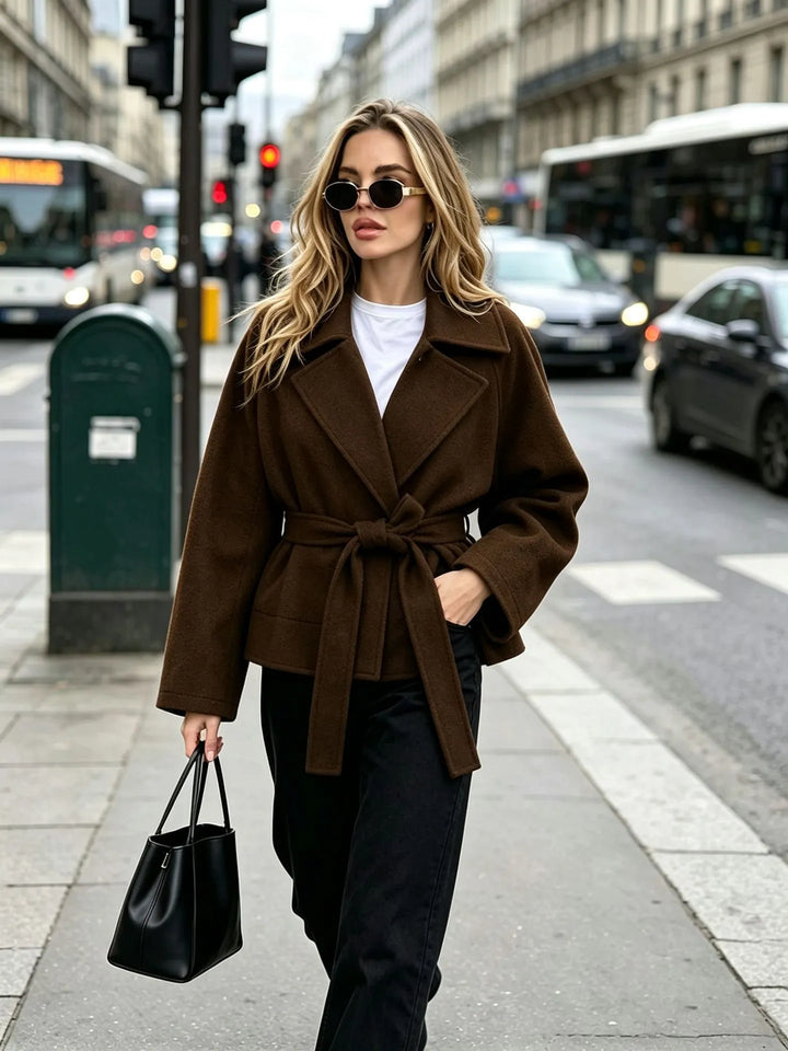 Kurze Tuchjacke mit Gürtel und Revers - Calina