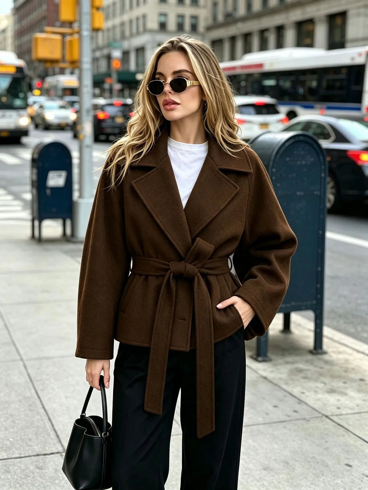 Kurze Tuchjacke mit Gürtel und Revers - Calina