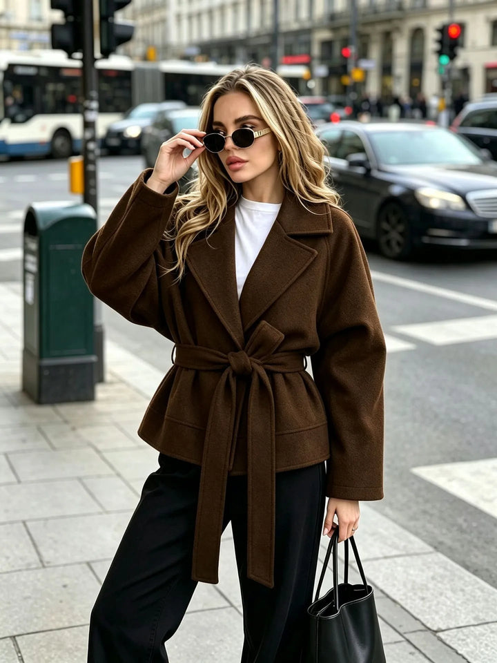 Kurze Tuchjacke mit Gürtel und Revers - Calina
