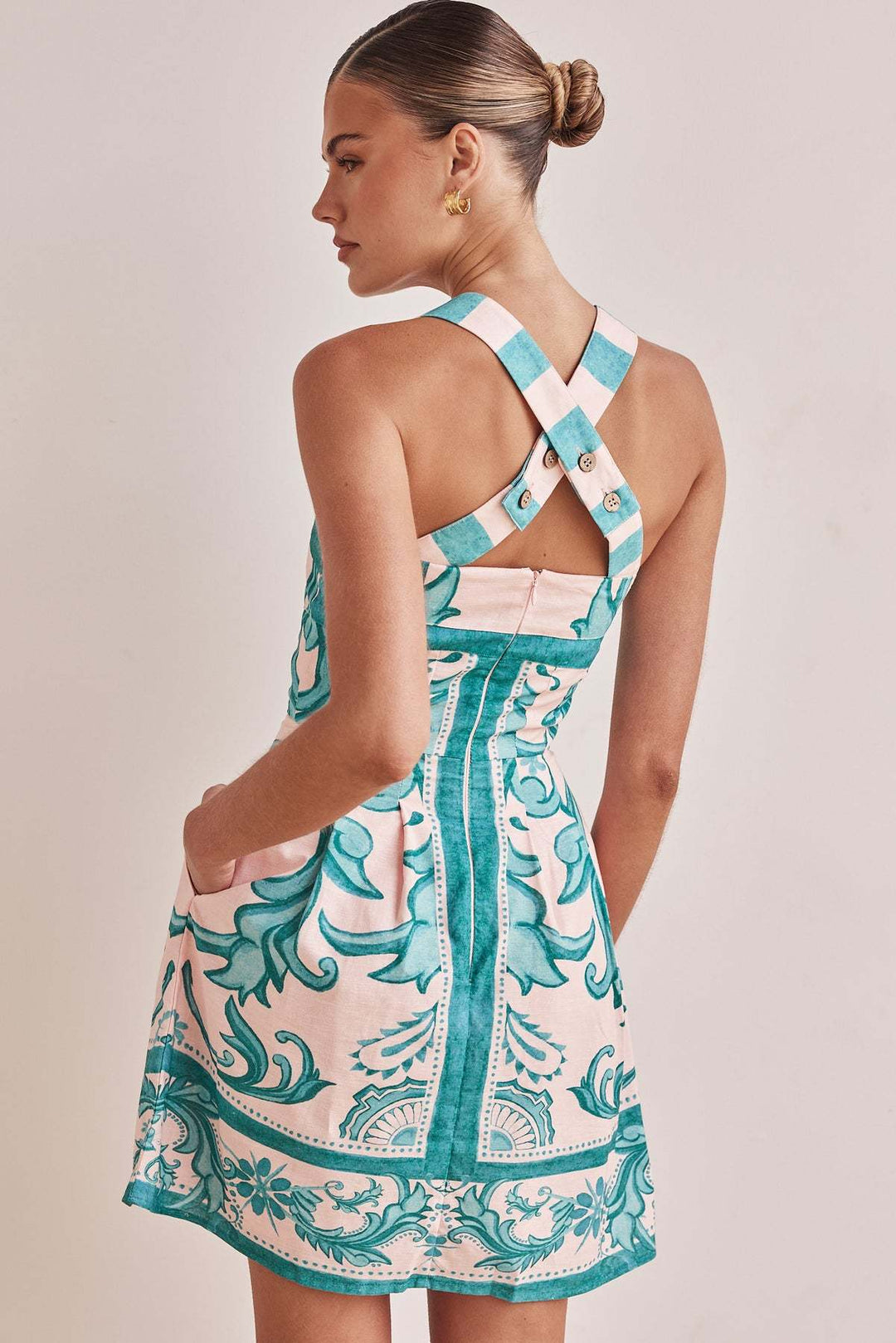Kurzes bedrucktes Damenkleid in raffiniertem A-Linien-Schnitt - Mireya