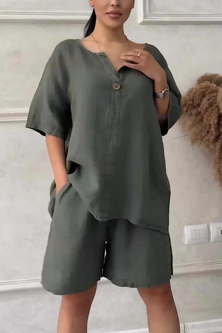 Lockere Bluse und hochgeschlossene Shorts für Frauen - Maike