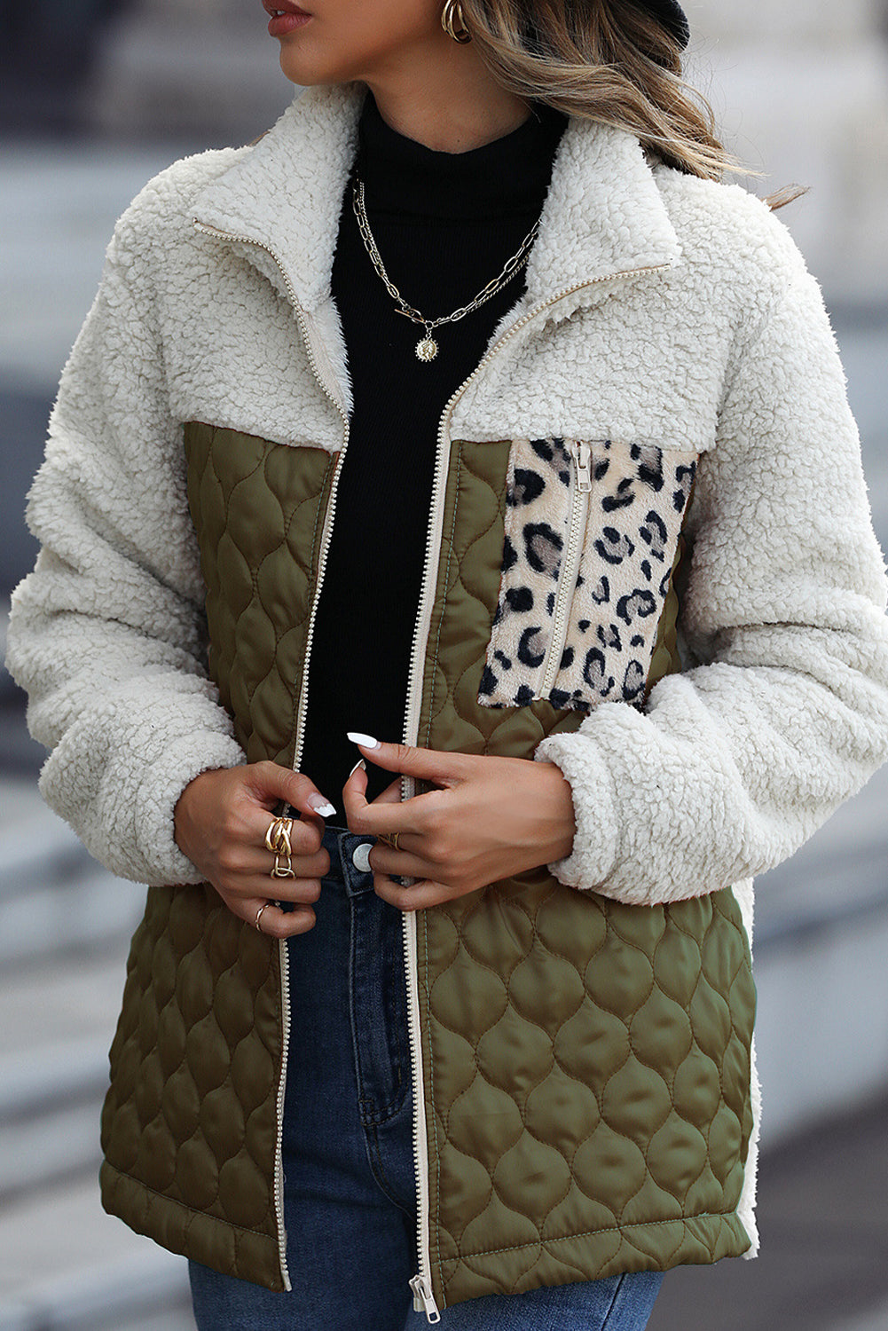 Élise - Sherpa-Jacke mit Reißverschluss und Stehkragen mit Leoparden-Patches