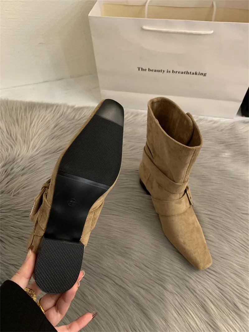 Stiefeletten in Wildlederoptik mit Schnallen - Pelinna