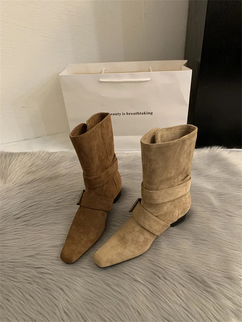 Stiefeletten in Wildlederoptik mit Schnallen - Pelinna