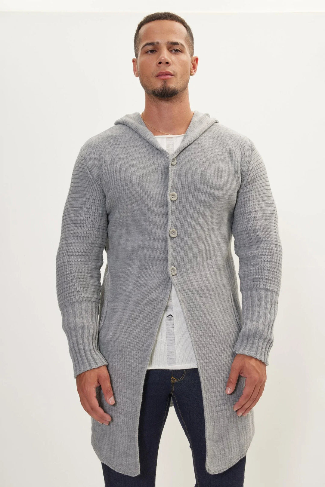 Langer Strickcardigan mit Kapuze und Knöpfen – Baptiste