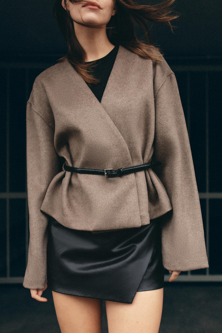 Kurze Damenjacke mit Gürtel und V-Ausschnitt – Irina