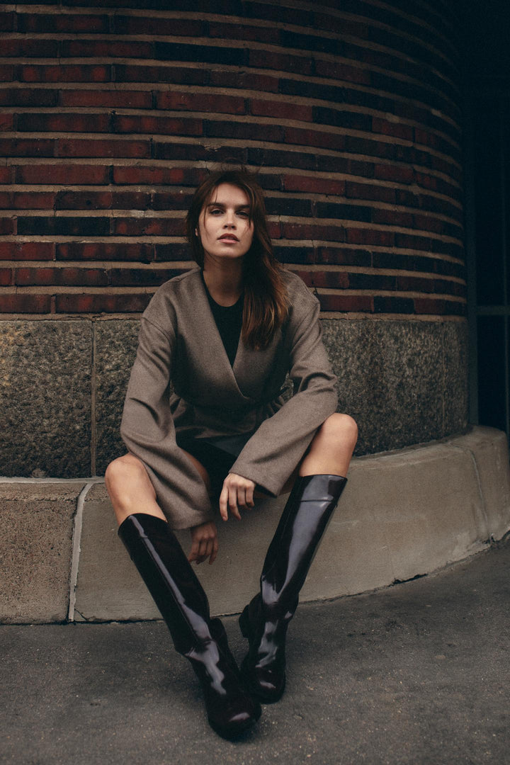 Kurze Damenjacke mit Gürtel und V-Ausschnitt – Irina