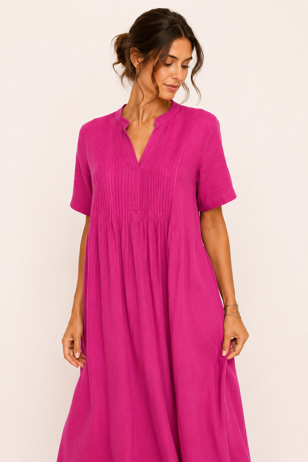 Langes Damenkleid mit V-Ausschnitt, kurzen Ärmeln, Falten und Taschen – Eilika