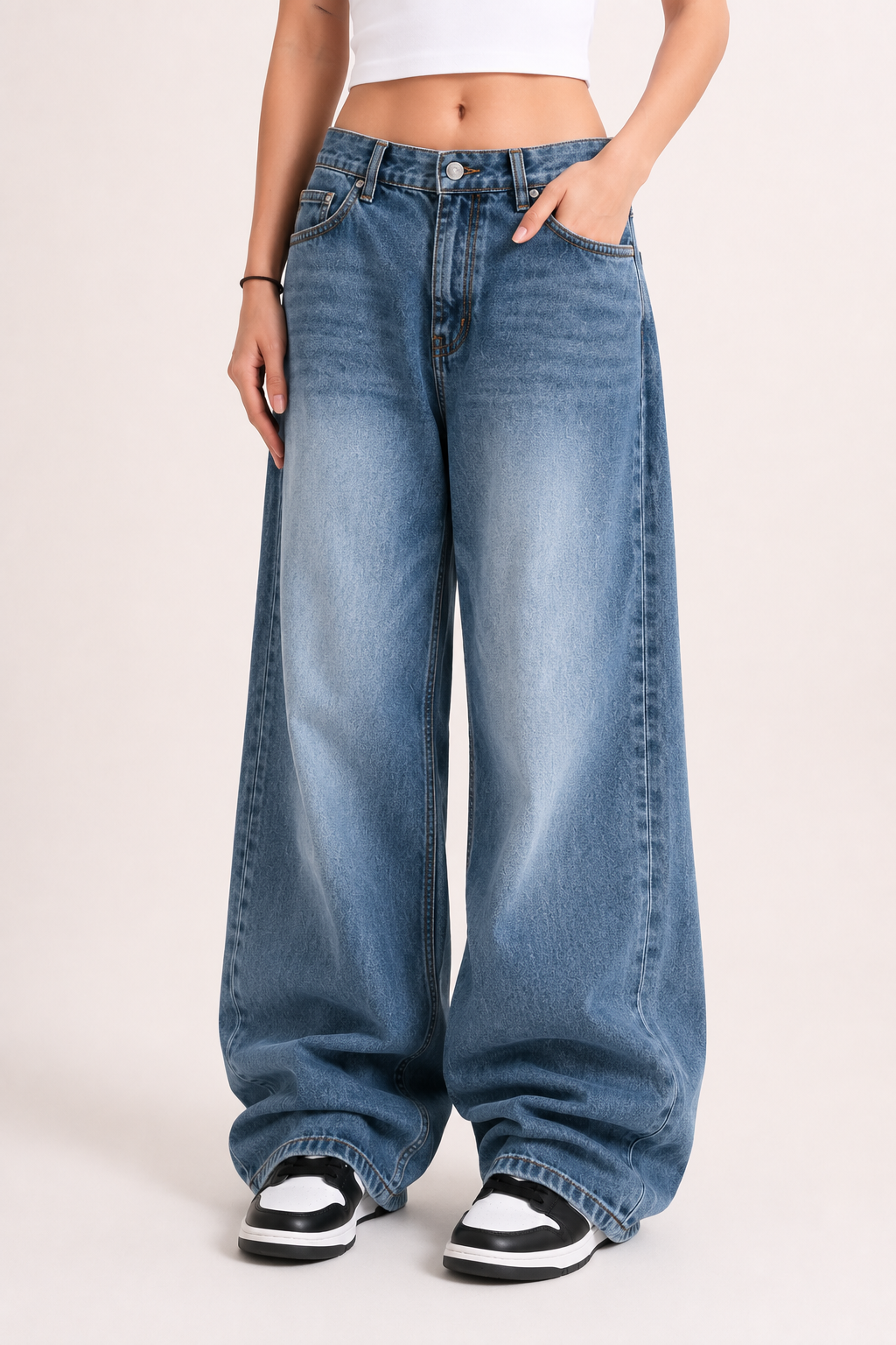 Baggy-Jeans für Damen mit weitem Bein, heller Waschung und langem Saum – Helga