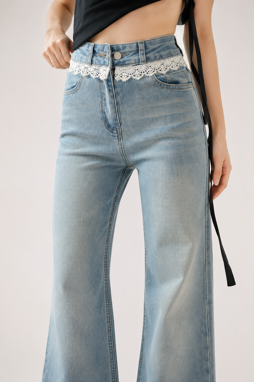 Damenjeans mit weitem Bein, hoher Leibhöhe und Spitzenverzierung – Irma