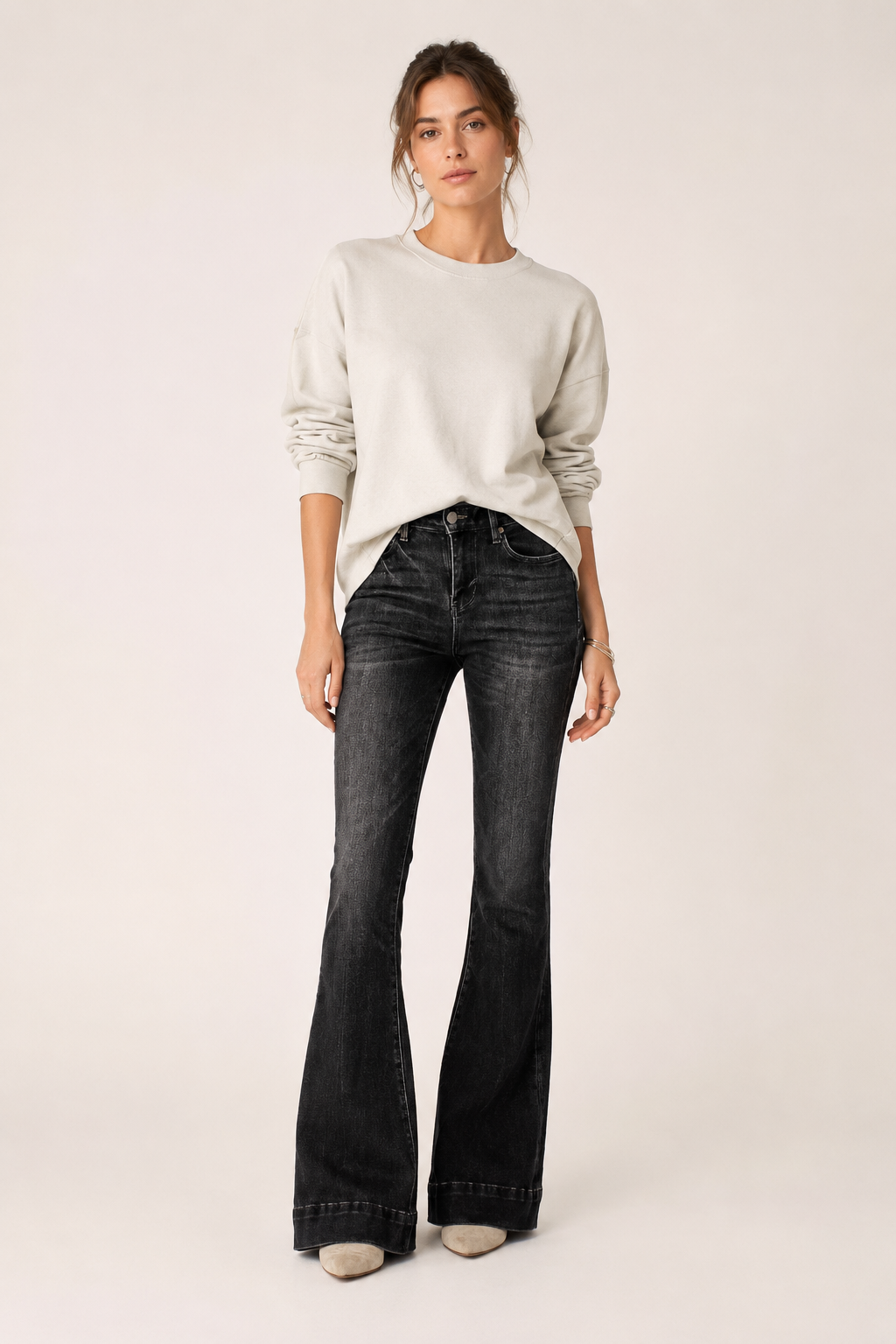 Elastische Damen-Jeans im Flare-Schnitt mit mittlerer Leibhöhe und weit ausgestelltem Bein – Elke
