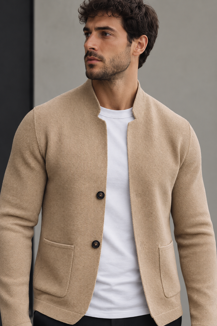 Herren-Strickjacke mit Perkins-Kragen, Knöpfen und aufgesetzten Taschen – Alaric