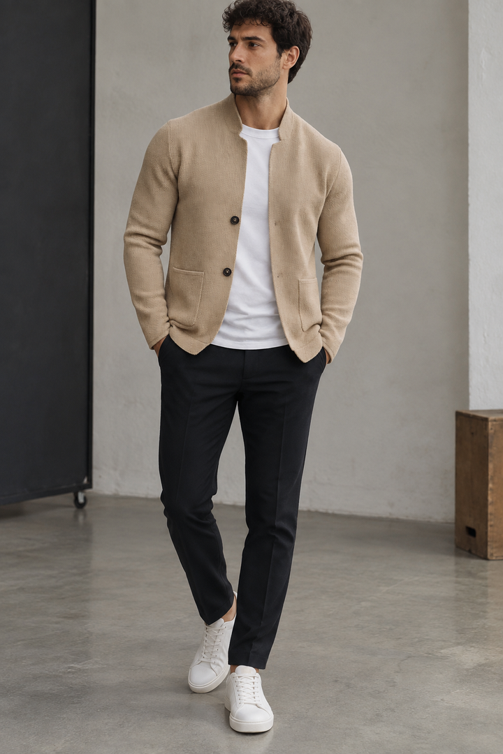 Herren-Strickjacke mit Perkins-Kragen, Knöpfen und aufgesetzten Taschen – Alaric