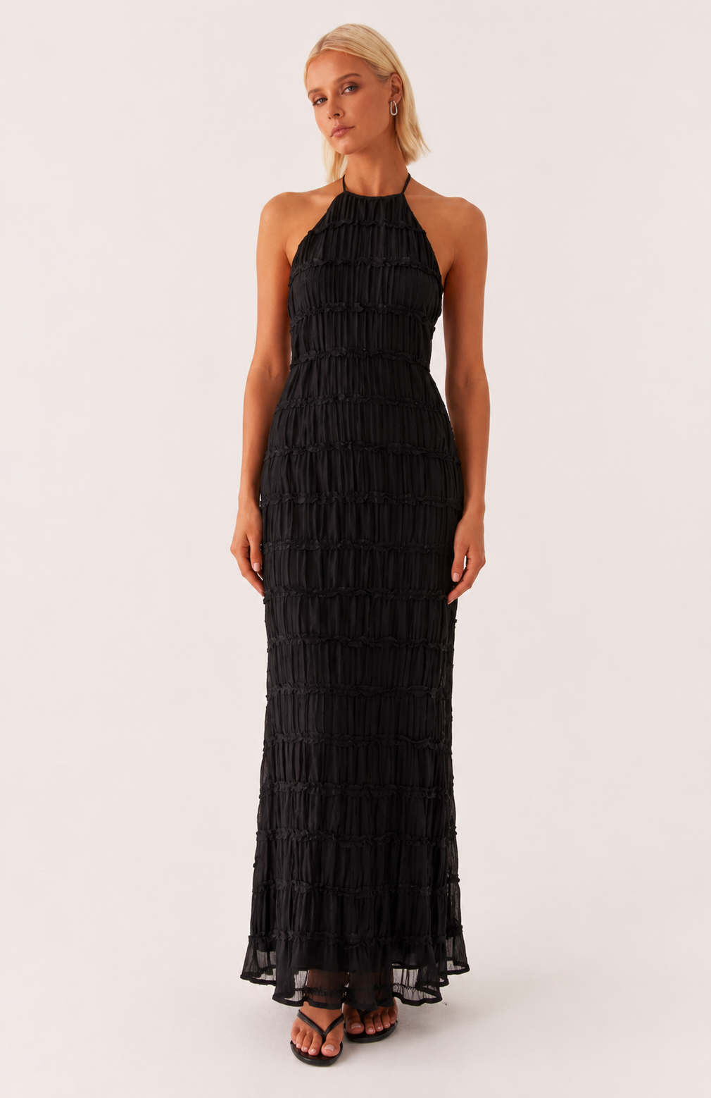 Langes, plissiertes Sommerkleid mit elegantem Neckholder-Ausschnitt – Tilda