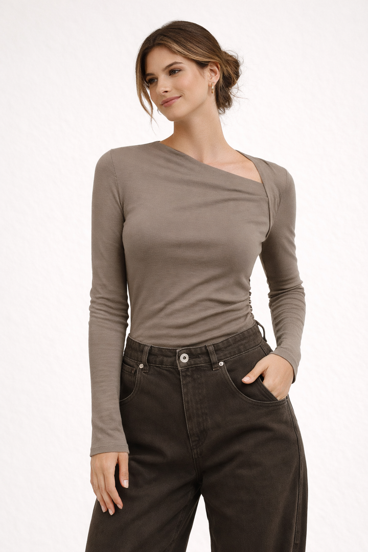 Gestricktes Rippen-T-Shirt mit asymmetrischem Ausschnitt für Frauen - Suria