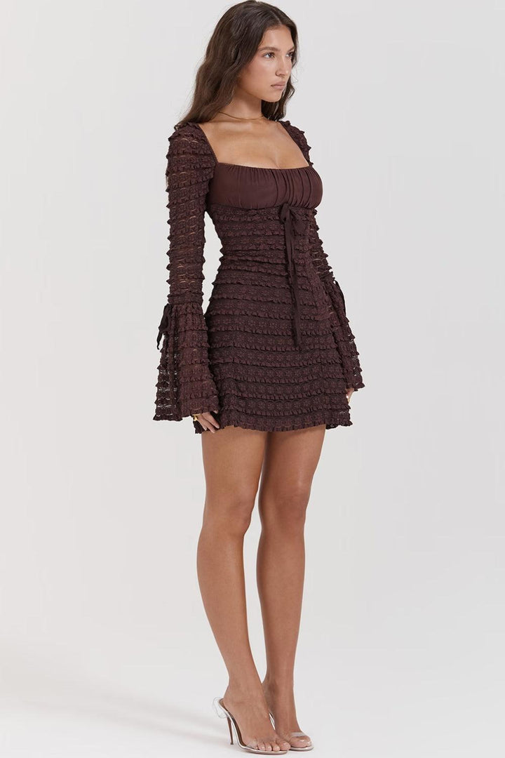 Kurzes Damenkleid mit Rüschen und langen Ärmeln - Signeva