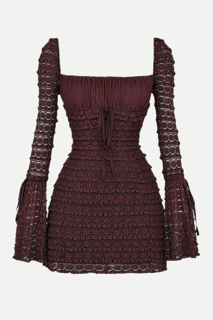 Kurzes Damenkleid mit Rüschen und langen Ärmeln - Signeva