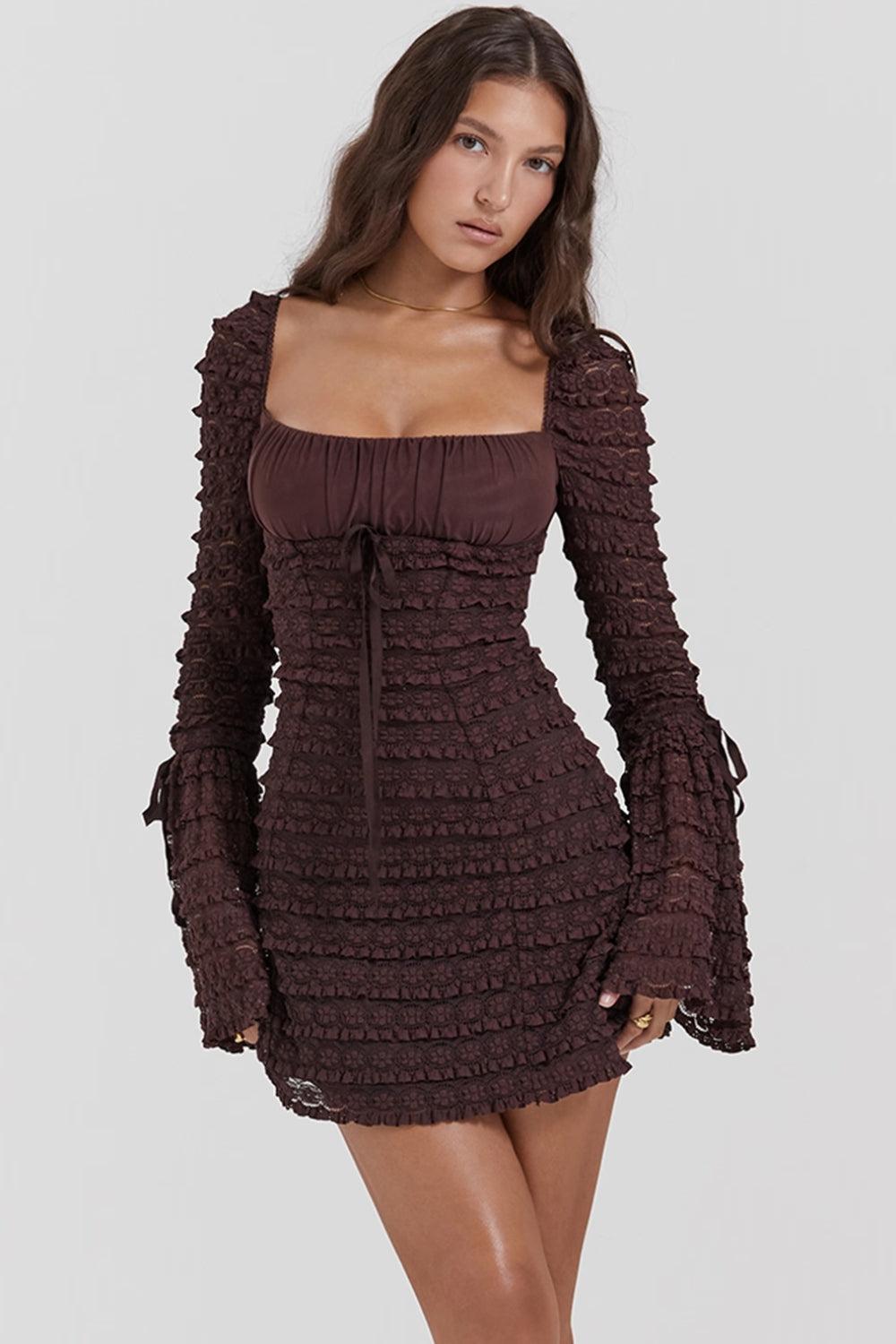Kurzes Damenkleid mit Rüschen und langen Ärmeln - Signeva