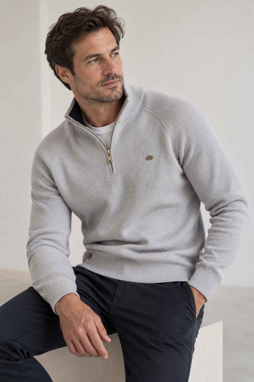 Herrenpullover mit halbem Reißverschluss, Stehkragen und Raglanärmeln – Leif
