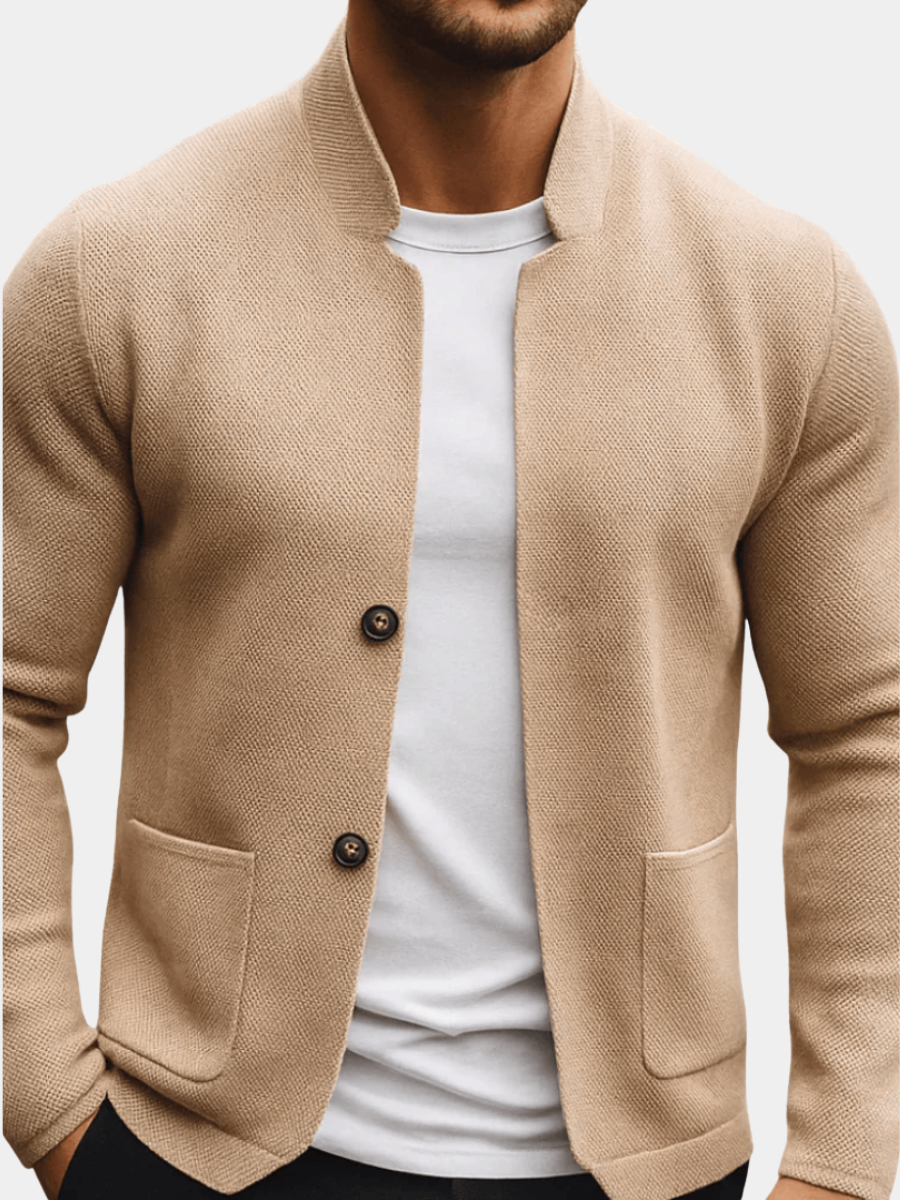 Herren-Strickjacke mit Perkins-Kragen, Knöpfen und aufgesetzten Taschen – Alaric