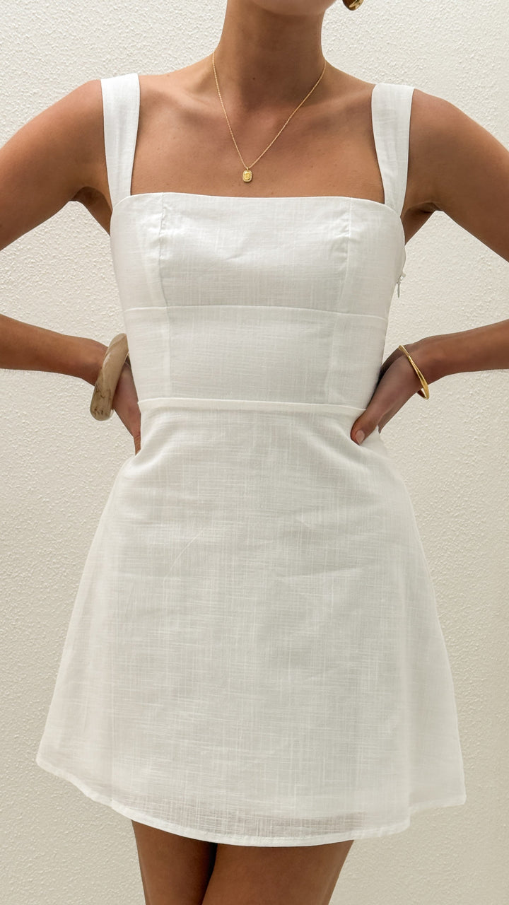 Weißes Minikleid mit quadratischem Ausschnitt – Luoa