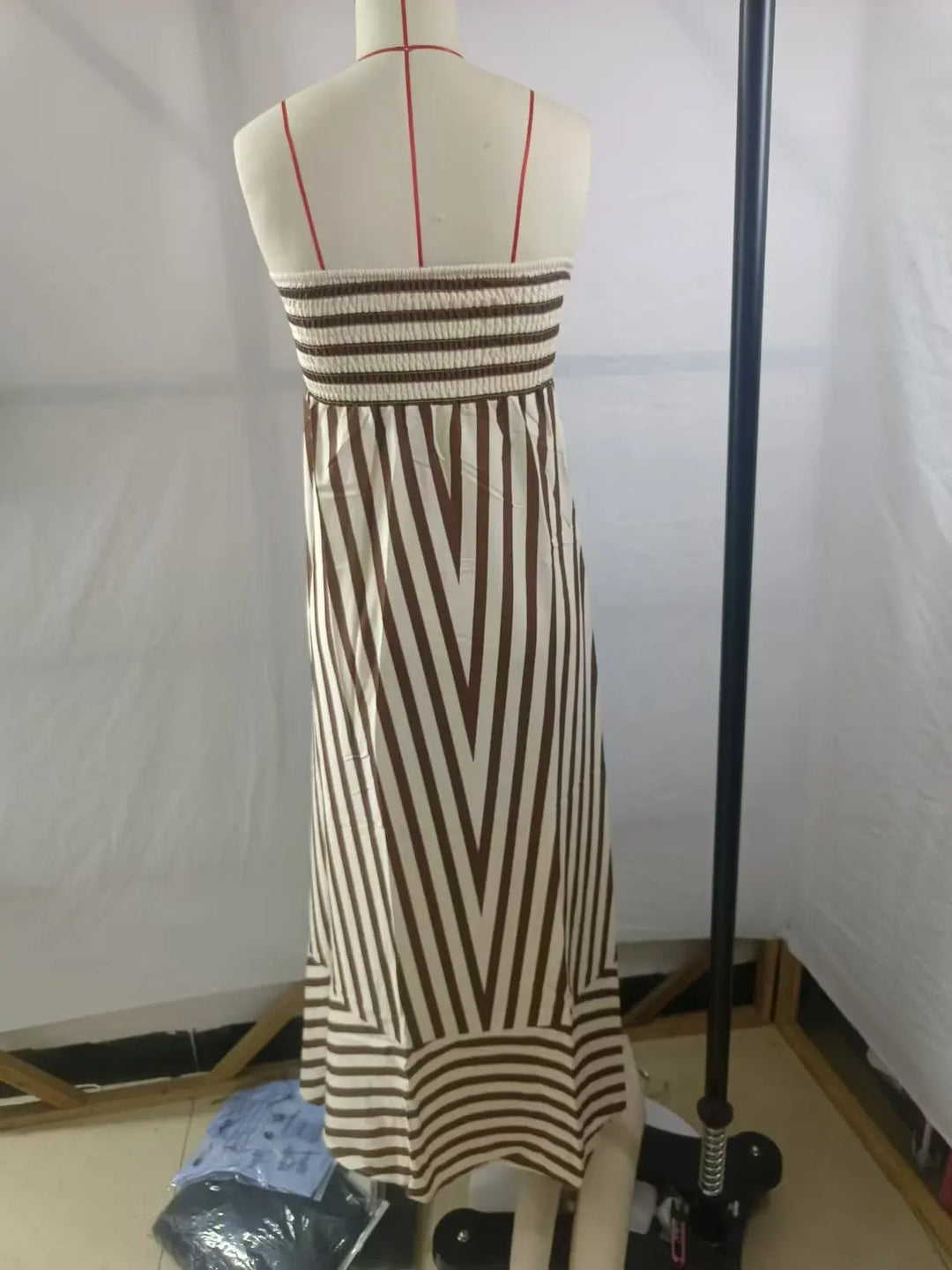 Damen Maxikleid mit Streifenmuster und trägerlosem Ausschnitt - Alvera