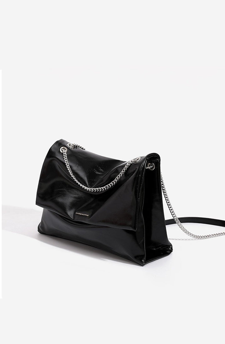 Damen-Umhängetasche mit Überschlag und Metallkette