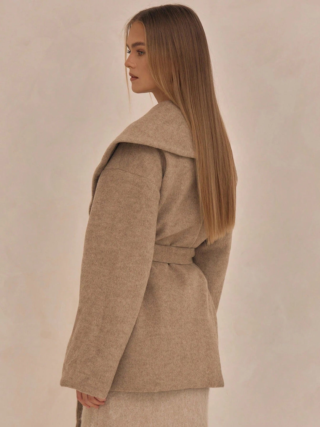 Eleganter mittellanger Mantel mit Gürtel und breitem Kragen - Liz