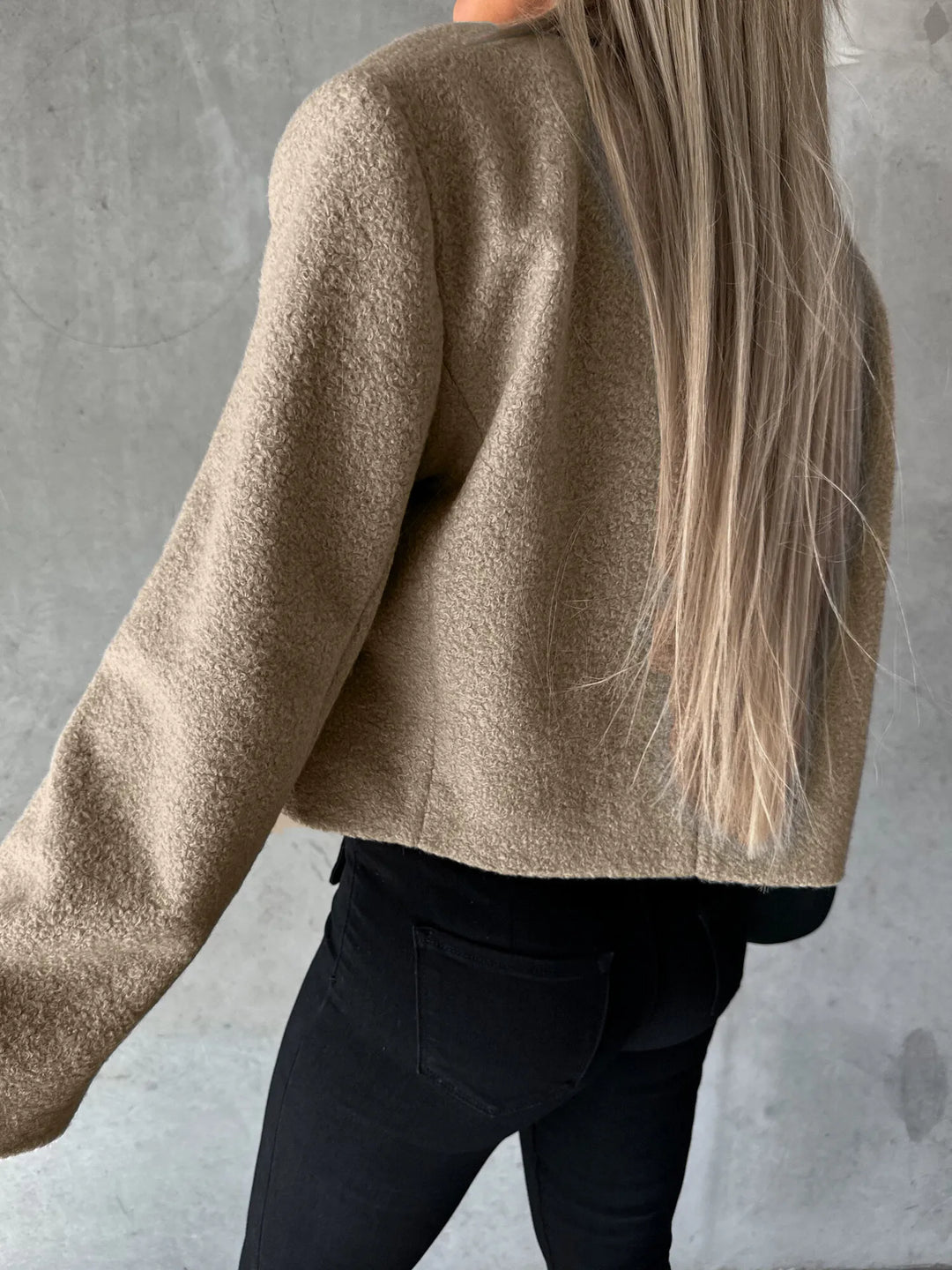 Kurzer Damenmantel mit Revers und Oversize-Schnitt – Annika
