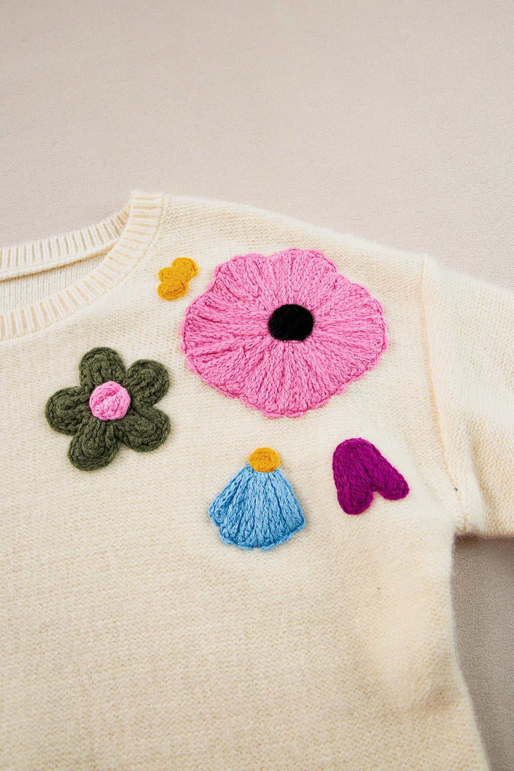 Anne - Strickpullover mit Blumenmuster und gerippten Kanten