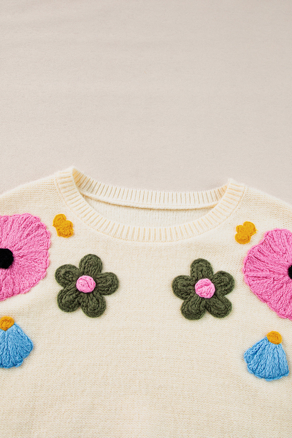 Anne - Strickpullover mit Blumenmuster und gerippten Kanten