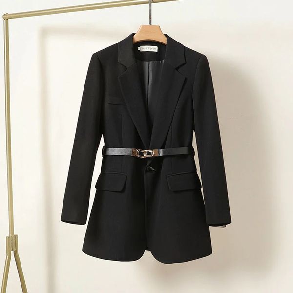 Taillierter Damenblazer mit elegantem, klassischem Gürtel – Mila