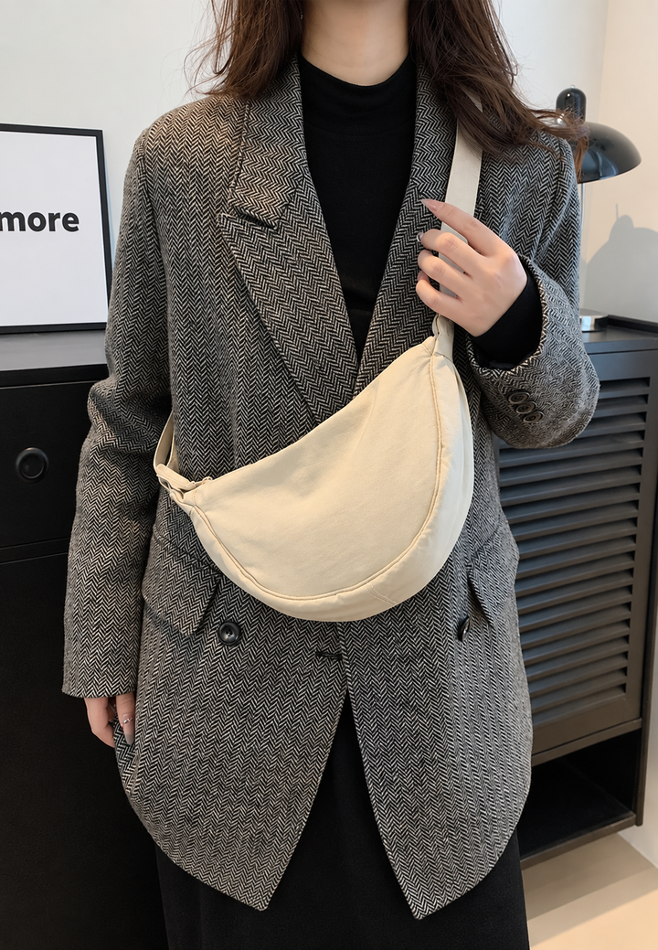 Damen-Umhängetasche aus Nylon in Halbmondform mit verstellbarem Riemen – Apolline