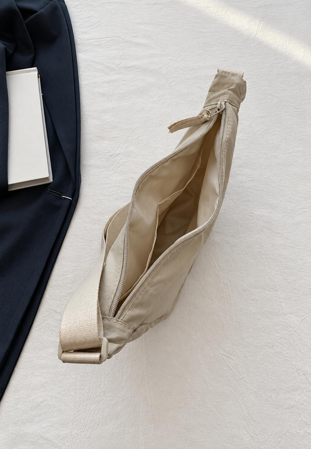 Damen-Umhängetasche aus Nylon in Halbmondform mit verstellbarem Riemen – Apolline