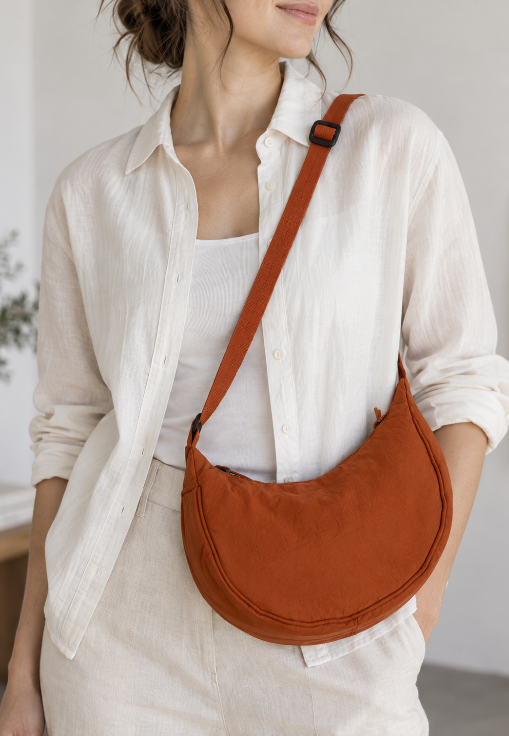 Damen-Umhängetasche aus Nylon in Halbmondform mit verstellbarem Riemen – Nerea