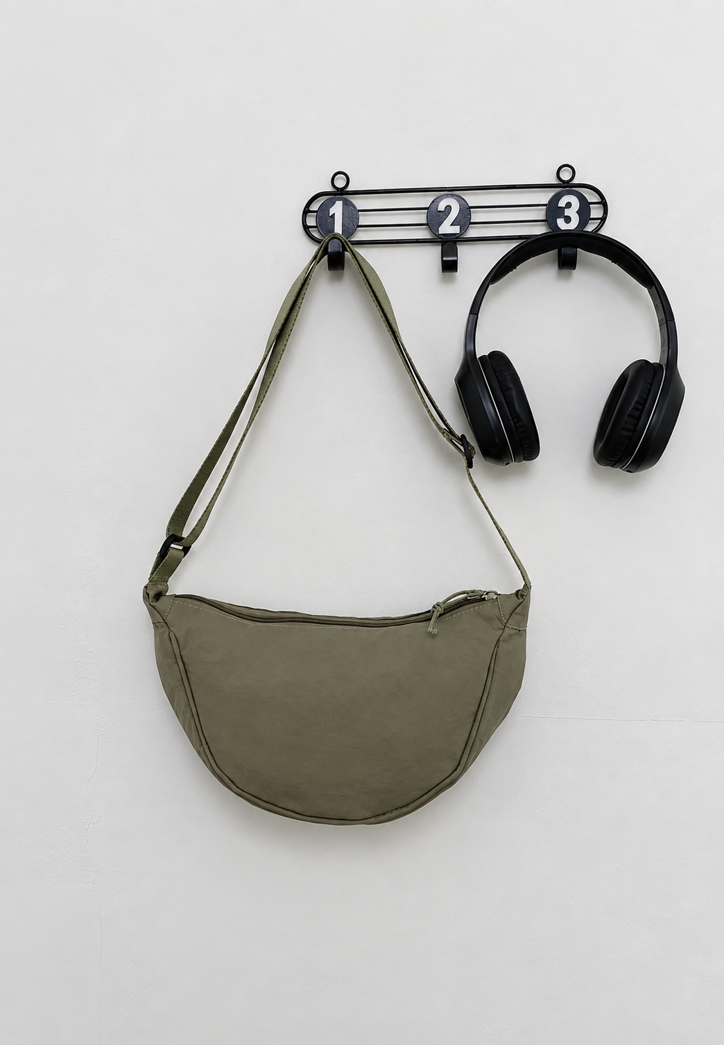 Damen-Umhängetasche aus Nylon in Halbmondform mit verstellbarem Riemen – Nerea