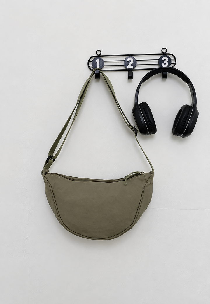 Damen-Umhängetasche aus Nylon in Halbmondform mit verstellbarem Riemen – Nerea