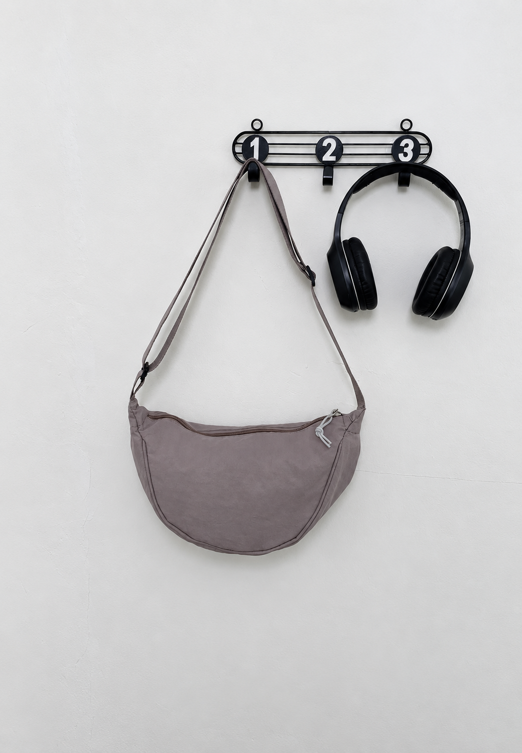 Damen-Umhängetasche aus Nylon in Halbmondform mit verstellbarem Riemen – Nerea