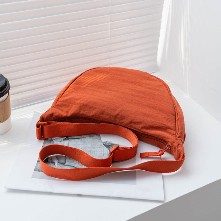 Damen-Umhängetasche aus Nylon in Halbmondform mit verstellbarem Riemen – Vianne