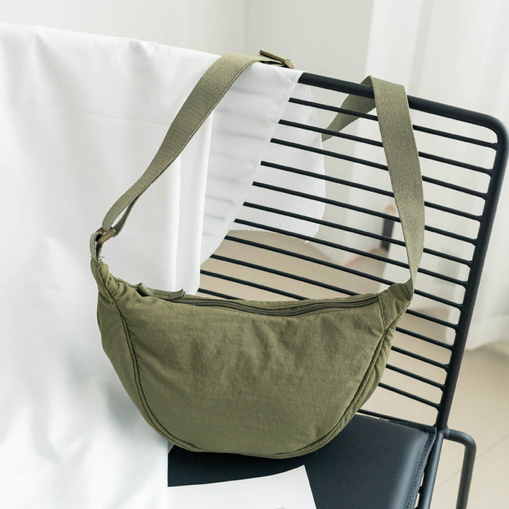 Damen-Umhängetasche aus Nylon in Halbmondform mit verstellbarem Riemen – Vianne