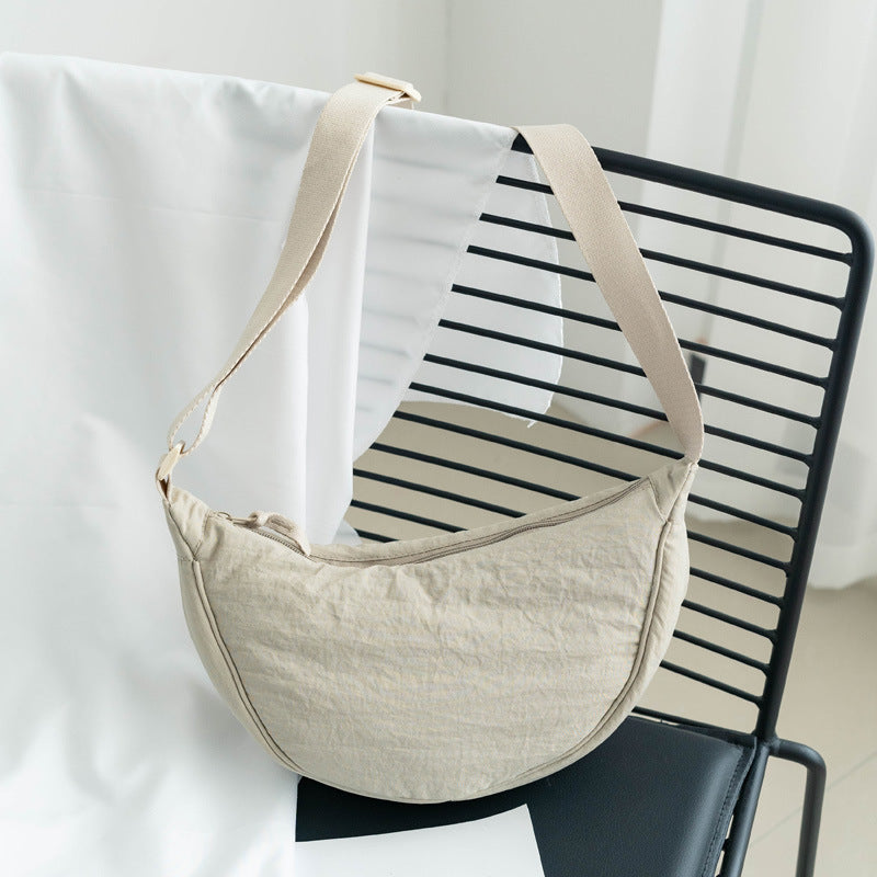 Damen-Umhängetasche aus Nylon in Halbmondform mit verstellbarem Riemen – Vianne