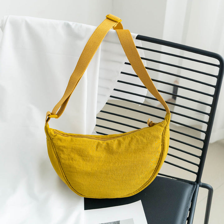 Damen-Umhängetasche aus Nylon in Halbmondform mit verstellbarem Riemen – Vianne