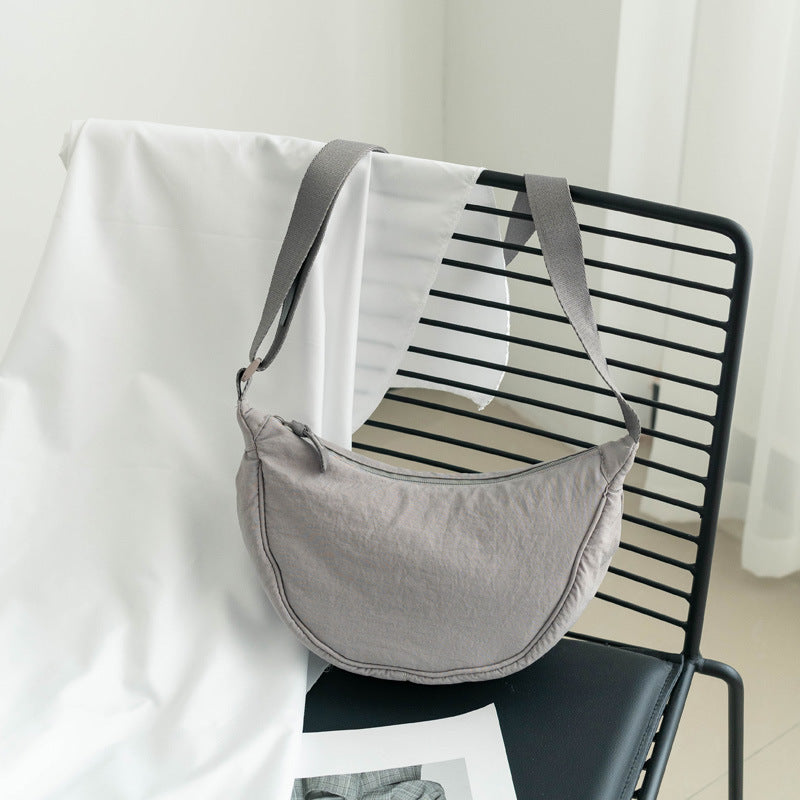 Damen-Umhängetasche aus Nylon in Halbmondform mit verstellbarem Riemen – Vianne