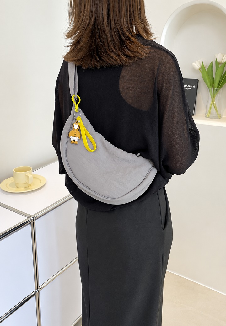 Nylon-Umhängetasche für Damen in Halbmondform mit verstellbarem Riemen – Camille